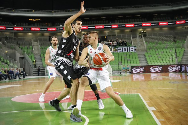 Blaž Mesiček (z žogo) je bil eden od Olimpijinih košarkarjev, ki so igrali kot duhovi. FOTO: Uroš Hočevar/Delo