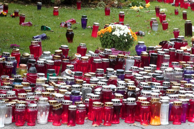 Slovenci smo rekorderji po prižiganju sveč. Tradicija, pravijo naši sogovorniki v anketi. FOTO: Dejan Javornik/Delo