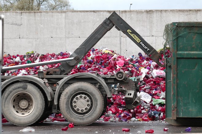 Na leto za nami ostane za okoli 2700 ton odpadnih sveč. FOTO: Dejan Javornik/Delo