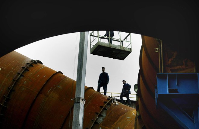 Silhuete delavcev, ki popravljajo plinovod podjetja BH-Gas v Zenici. FOTO: Danilo Krstanovic/Reuters
