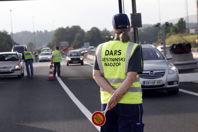 Darsovi uslužbenci pridno preverjajo uporabo vinjet.<br />
Foto Mavric Pivk