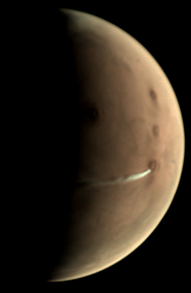 Nenavadni oblak nad vulkanom na Marsu buri duhove. Razlaga je preprosta. FOTO: ESA/GCP/UPV/EHU Bilbao&nbsp;