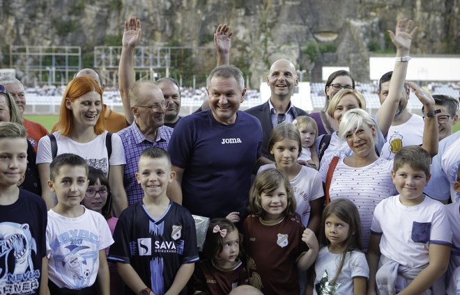 Matjaž Kek ve, kako delati z moštvom na igrišču in zunaj njega. FOTO: Jože Suhadolnik/Delo