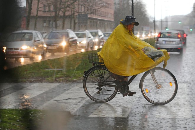 Deževje bo zajelo tudi Ljubljano, kar bo še bolj kot kolesarje zmotilo tekače, saj <a href="https://www.delo.si/sport/drugi-sporti/glavni-cilj-je-rekord-proge-vreme-pa-ostaja-najvecja-neznanka-107477.html" target="_blank">ta konec tedna v slovenski prestolnici poteka ljubljanski maraton</a>. FOTO: Tomi Lombar