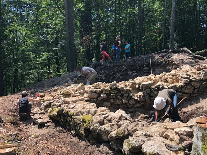 Arheologi na delu pri ohranjanju obrambnega sistema Claustra Alpium Iuliarum na Benetah na Dolenjskem. FOTO: ZVKDS