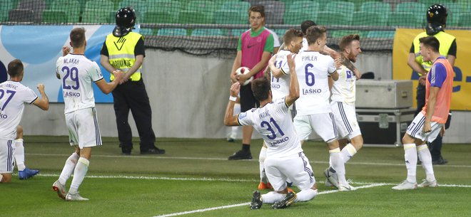 Prizor, karkšnega so v Stožicah po golih uprizarjali Mariborčani, želijo Ljubljančani izpeljati v Ljudskem vrtu.  FOTO: Roman Šipić/Delo