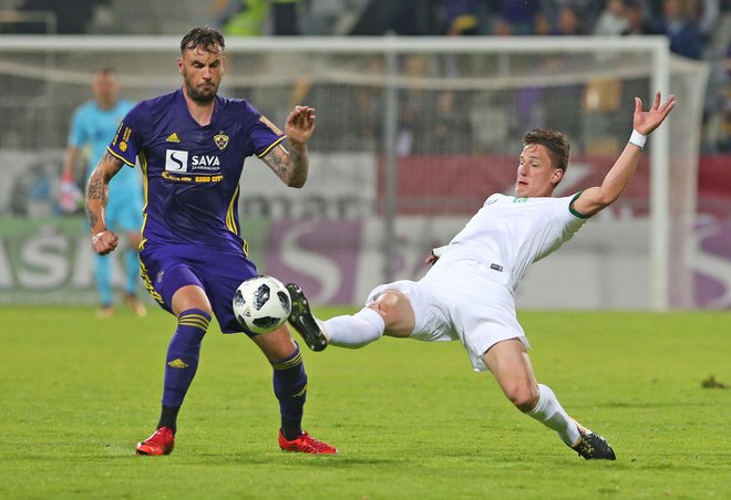 Amir Dervišević (levo) je bil v prvem derbiju sezone strelec, zdajšnji veliki adut in junak majskega dvoboja Andrej Vombergar pa je bil na Olimpijinem seznamu za odstrel. FOTO: Tadej Regent/Delo