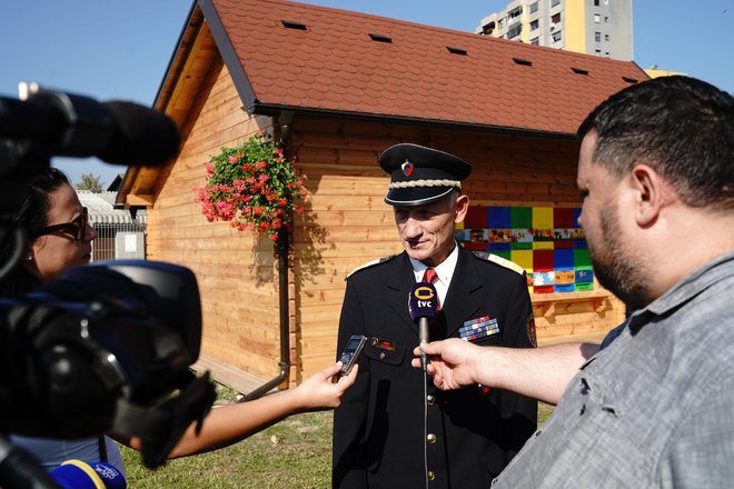 Janku Požežniku očitajo tudi to, da je novi gasilski čebelnjak (v ozadju) postavil za točno toliko denarja, da ni bilo treba objaviti javnega razpisa. FOTO: Gregor Katič