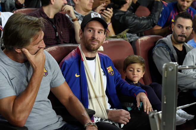 Poškodovani Lionel Messi bo soigralce spet vzpodbujal s tribune. FOTO: Lluis Gene/Afp