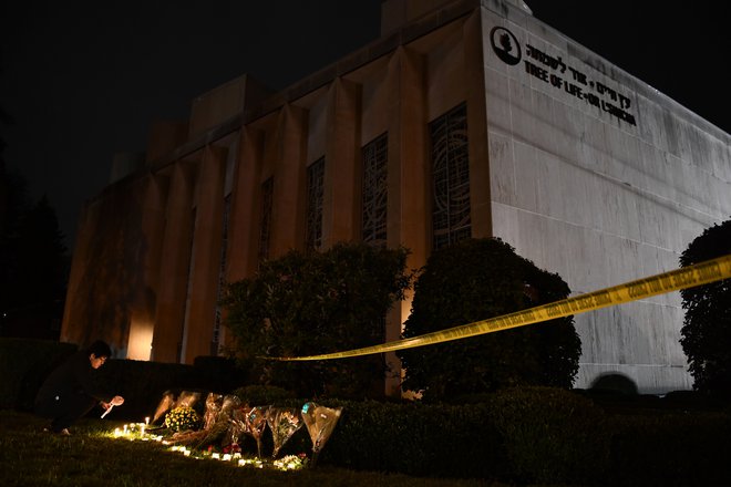 Strelski napad v sinagogi Tree of Life v Pittsburghu se je zgodil med obredom ob imenovanju novorojenega otroka. Na srečo med žrtvami ni otrok. FOTO: AFP