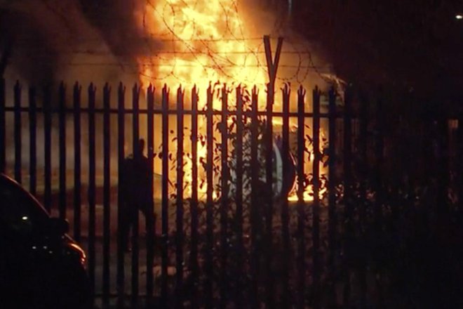 &nbsp;Helikopter je zgrmel na parkirišče stadiona Leicester Cityja in zgorel v plamenih. FOTO: AP
