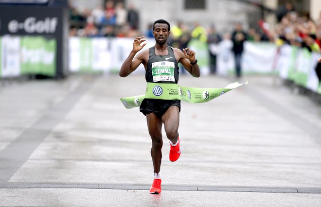 Etiopijec Sisay Lemma Kasaye je z rekordom proge zmagal na ljubljanskem maratonu v teku na 42 kilometrov FOTO: Roman Šipić/Delo