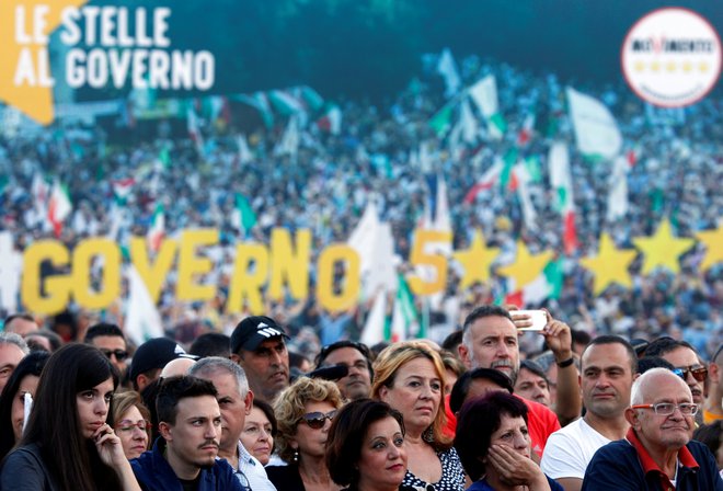 Podporniki največje italijanske koalicijske stranke Gibanje 5 zvezd tako kot večina Italijanov pričakujejo od vlade v Rimu, da bo uveljavila vrsto ambicioznih obljub. Toda prva ovira na poti do tega je Bruselj. Foto Reuters