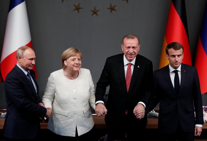Vladimir Putin (levo), Angela Merkel, Recep Tayyip ​Erdoğan in Emmanuel Macron so se strinjali, da naj si Sirci vodstvo izvolijo sami. FOTO: Reuters