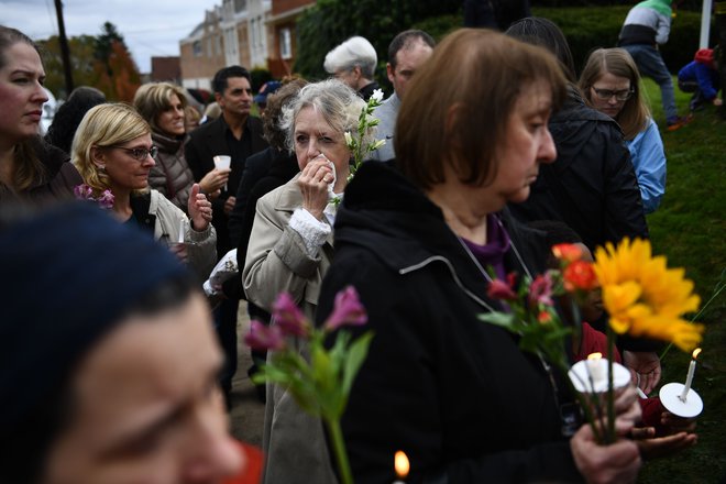 Ljudje se poklanjajo žrtvam novega strelskega pohoda v ZDA. FOTO: AFP