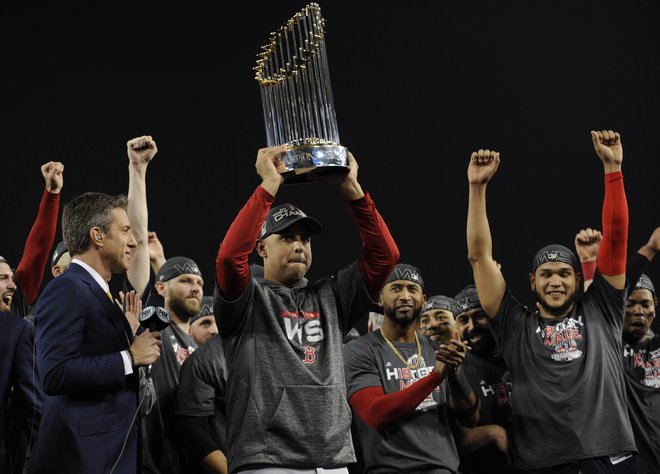 Finale lige MLB je bil letos odločen v petih tekmah, pokal prvaka pa zasluženo v rokah Bostona. FOTO: Reuters