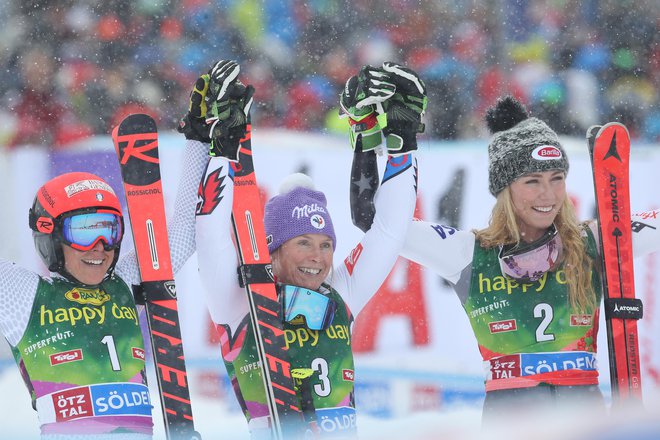 Najboljša trojica (z leve Federica Brignone, Tessa Worley in Mikela Shiffrin) je v težkih razmerah pokazala, da se je raven ženskega veleslaloma dvignila. FOTO: Tomi Lombar/Delo