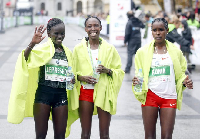 Čeprav je Visiline Jepkesho (levo) krepko izboljšala rekord ljubljanskega maratona, njenih 2;22:58 Ljubljane vseeno ne uvršča posebej visoko med maratoni z najhitrejšim rekordom za ženske. FOTO: Roman Šipić