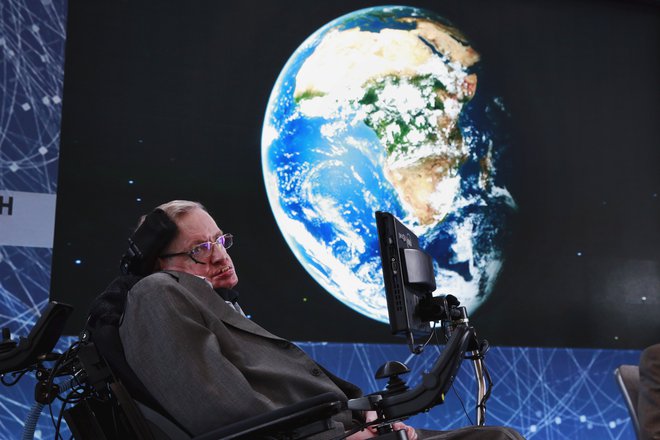 Stephen Hawking se je rodil na 300. obletnico smrti Galileja, umrl pa je na 139. obletnico rojstva Alberta Einsteina. Njegov pepel so položili ob grobu Isaaca Newtona, v bližini v westminstrski opatiji je tudi grob Charlesa Darwina.