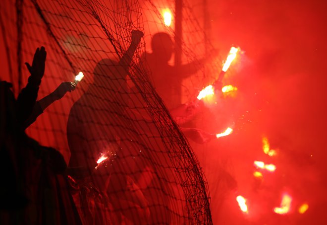 Bakle so bile vnovič največja težava na derbiju. FOTO: Tadej Regent/Delo