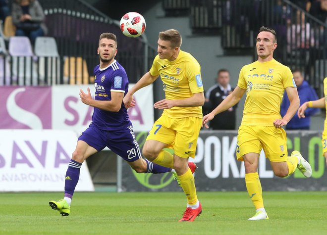 Jan Mlakar (levo) je odločil zmagovalca v prvi tekmi, a Gaber Dobrovoljc in Tilen Klemenčič (desno) še nista izobesila bele zastave. FOTO: Tadej Regent/Delo