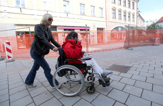 Marsikdo kljub temu, da mu bo zakon omogočil osebno asistenco, ne bo mogel živeti doma, saj nima stanovanja, prilagojenega potrebam invalidov, so opozorili predstavniki zveze paraplegikov.<br />
Foto Dejan Javornik