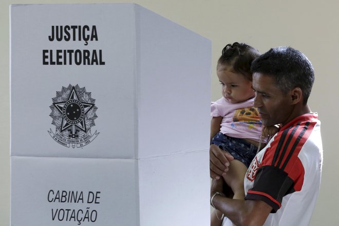 Volivci so v nedeljo za predsednika s 55-odstotno večino izvolili Jairja Messiasa Bolsonara. FOTO: Eraldo Peres/Ap
