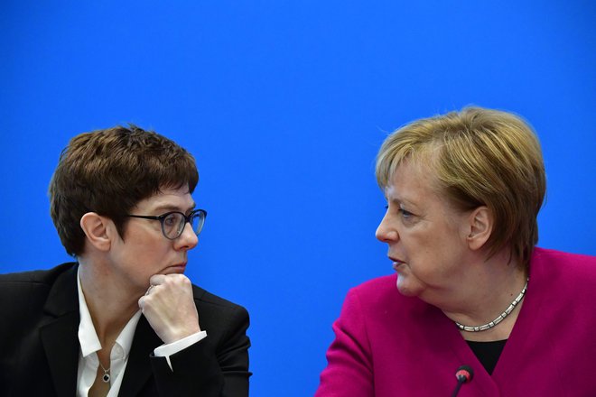 Kanclerka Angela Merkel v pogovoru z generalno sekretarko CDU Annegret Kramp-Karrenbauer, ki jo omenjajo kot glavno kandidatko za njenega naslednika na vrhu stranke. FOTO: AFP