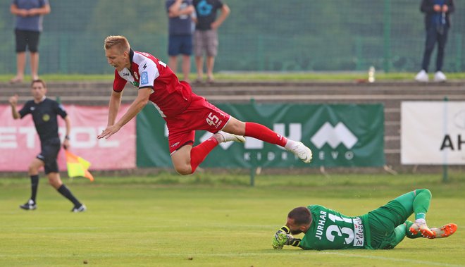 Napadalca Aluminija Roka Kidriča proti Krškemu čaka še trd boj a napredovanje v polfinale.  FOTO: Tadej Regent/Delo