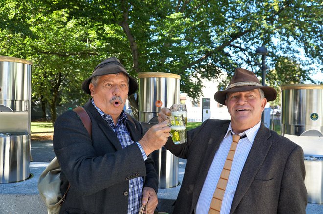 Tudi koroški splavarji na Dravi se na poti mimo Žalca radi ustavijo pri fontani piv. FOTO: Brane Piano