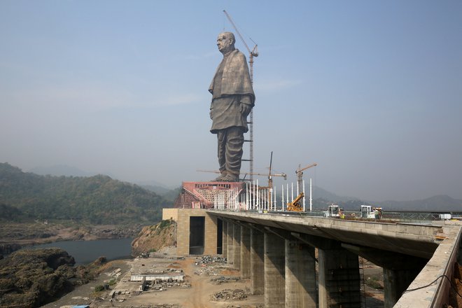 Kip Sardarja Patela stoji na otoku Sadhu blizu mesta Kevadija v okrožju Narmada v državi Gudžarat. Z obalo ga povezuje most, dolg 320 metrov. FOTO: Reuters