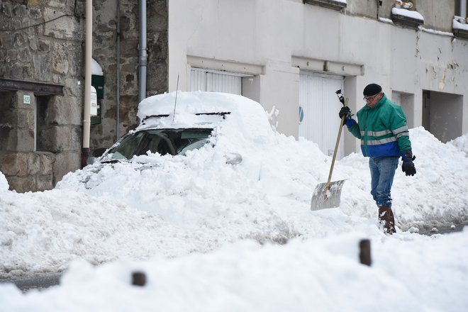 Francoski mesti Saint-Etienne in Le-Puy-en-Velay je danes zajel snežni metež.&nbsp;Foto Jean-philippe Ksiazek Afp