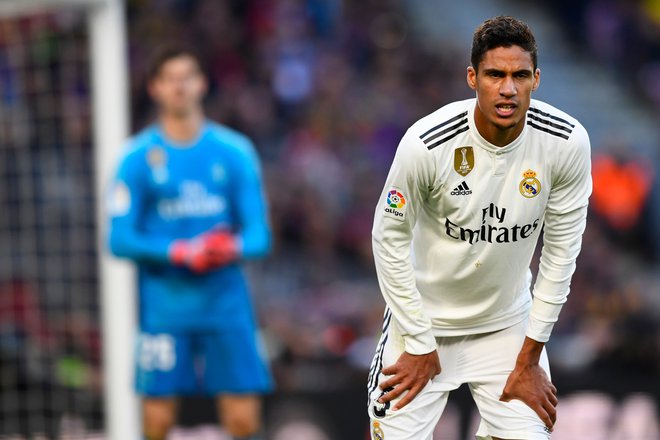 Raphaël Varane si je poškodoval aduktor desne noge. FOTO: Gabriel Bouys/AFP