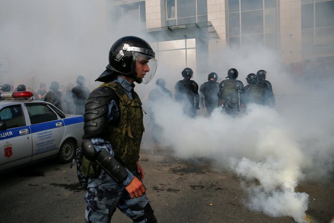 Oblasti so zaradi eksplozije okrepile varovanje v vseh javnih institucijah v Arhangelsku. Fotografija je simbolična. FOTO: Anton Vaganov/Reuters