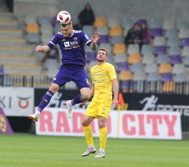 Alexandru Cretu (levo ob Mateju Podlogarju) je v odločilnem trenutku skočil višje kot Domžalčan Gregor Sikošek in neubranljivo zadel levi zgornji kot domžalskega vratarja Ajdina Mulalića. FOTO: Tadej Regent/delo