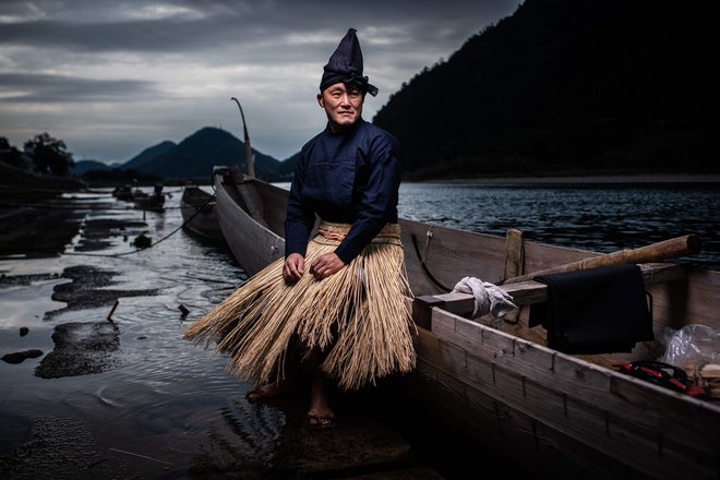 Portret japonskega ribiča, ki lovi s pomočjo kormorana, mojstra Shujija Sugiyame. Ta starodavni poklic &quot;Ukai&quot;, poklic že stoletja postopoma izumira, a je še vedno velika turistična atrakcija in skrbno zaščiten del narodne dediščine države.&nbsp;Foto Martin Bureau Afp