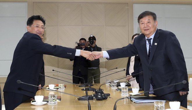 Olimpijska roka sodelovanja med obema Korejama. FOTO: Yonhap/AP