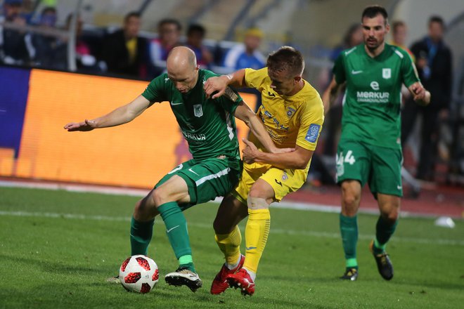 Hrvaška &quot;zmaja&quot; Tomislav Tomić in Dino Štiglec sta nepogrešljiva člena začetne enajsterice Olimpije, ki je ujela šampionsko formo. FOTO: Tomi Lombar/Delo