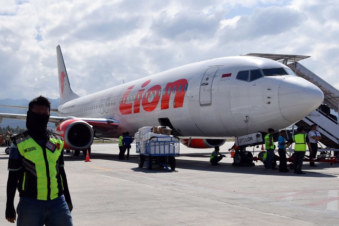 Letalo boeing-737 MAX 8 je samo nekaj minut po vzletu v indonezijski prestolnici Džakarta nenadoma začelo izgubljati višino in padlo v morje. FOTO: Adek Berry/AFP