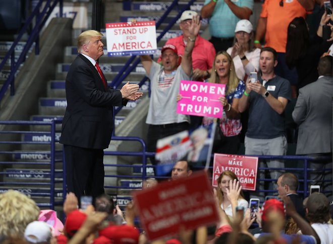 Donald Trump zadnje dneve hodi z enega na drugo predvolilno zborovanje in poziva desne volivce, naj odidejo na volišča. FOTO: AFP