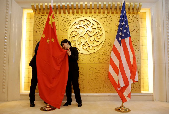 Trumpovo in Xijevo srečanje bo bolj še enozvijanje rok kot rokovanje dveh enakopravnih partnerjev. FOTO: Jason Lee/Reuters