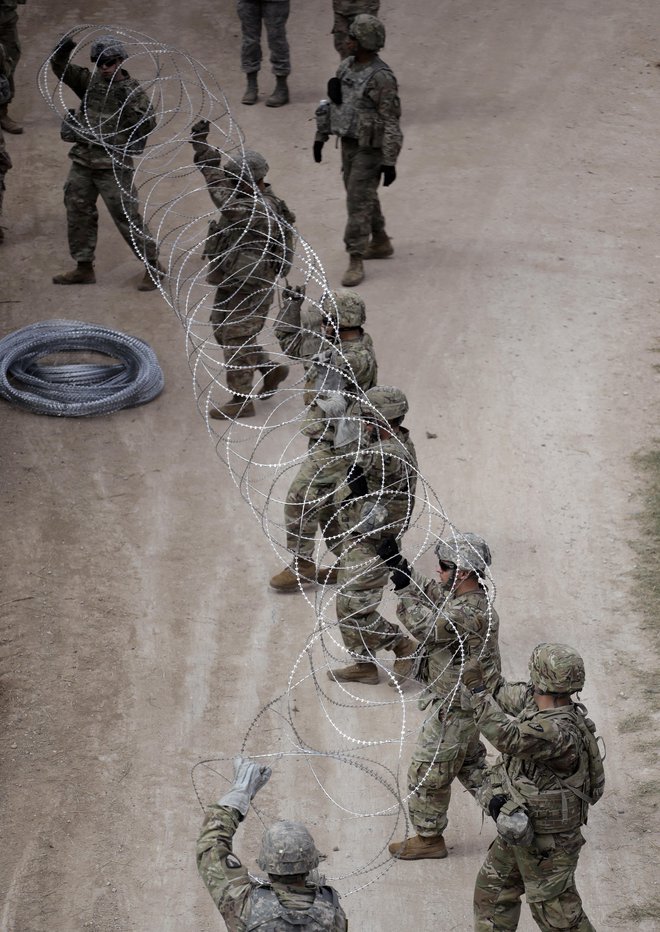 Ameriški vojaki med nameščanjem rezilne ograje vzdolž meje z Mehiko v bližini kraja McAllen v Teksasu. FOTO: AP Photo