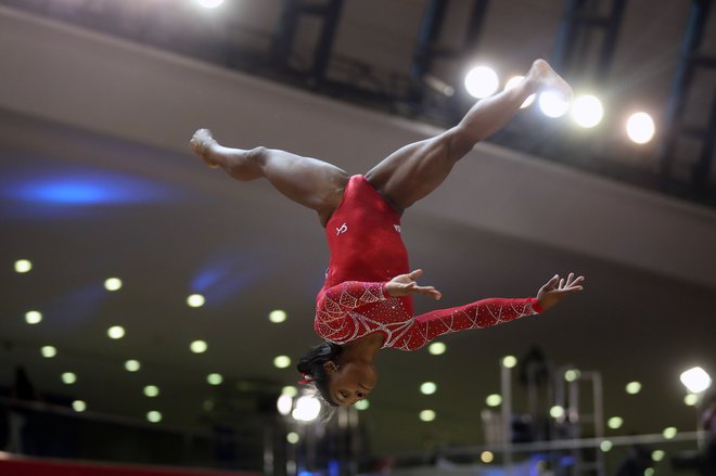 Simone Biles je v vsaki od šestih disciplin skočila na stopničke. FOTO: Karim Jaafar/AFP