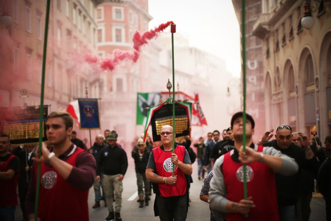 Shod skrajnega desničarskega gibanja CasaPound na tržaških ulicah. FOTO: Jure Eržen/Delo