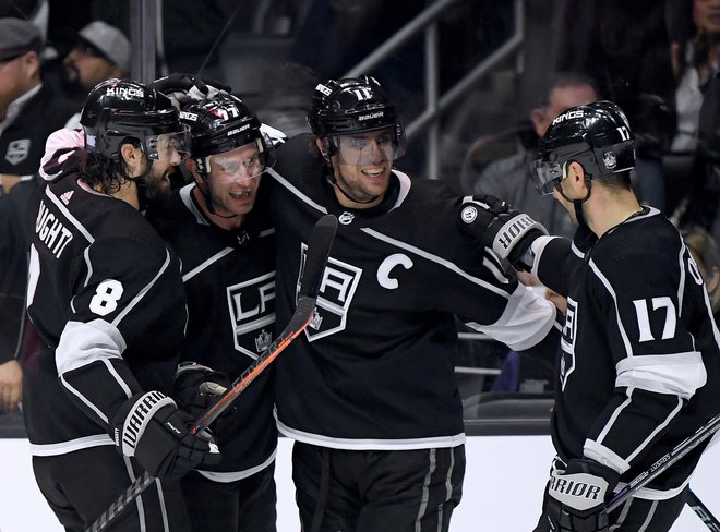 Anže Kopitar (na fotografiji drugi z desne) se je takole s soigralci veselil zmage nad Colubusom. FOTO: AFP