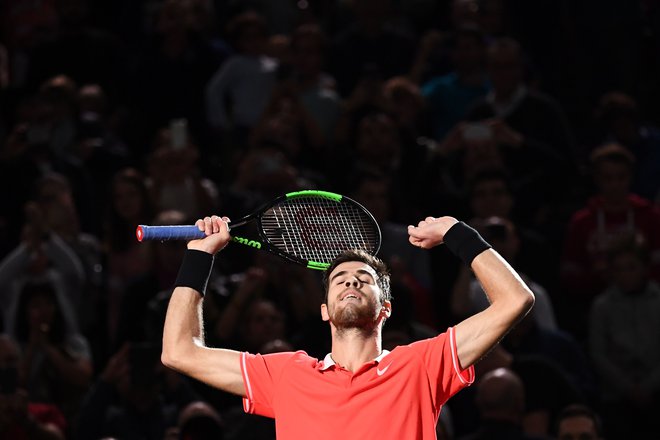 Karen Hačanov se je izkazal na mastersu v Parizu, kjer je z zmago v finalu nad Novakom Đokovićem dosegel uspeh kariere. FOTO: Anne-Christine Poujoulat/AFP