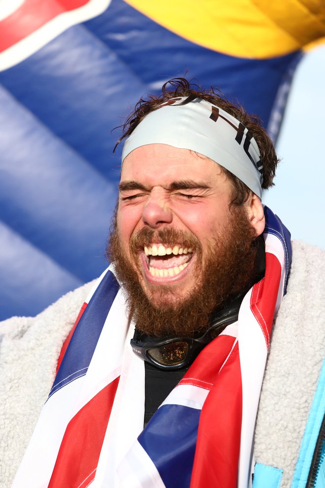 Swimmer Ross Edgley reacts after completing his round-Britain swim, on Margate beach, Britain November 4, 2018. REUTERS/Marian F. Moratinos Foto Stringer Reuters