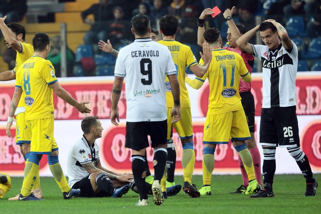 Takole je dočakal prvo izključitev v serie A slovenski reprezentant Leo Štulac (sedi na tleh), potem ko je storil prekršek nad nogometašem Frosinoneja.