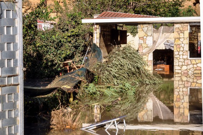 V prihodnjih dneh bo kabinet vlade ocenil višino nastale škode. Prav tako naj bi potrdili milijardo evrov vredno investicijo, s katero bodo zagotovili varne hidrogeološke pogoje v Italiji. FOTO: Alessandro Fucarini/Afp