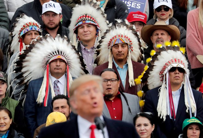 V ameriškem mestu Belgrade v zvezni državi Montana je Donald Trump med kampanjo republikanskega kandidata za ameriški senat, Matta Rosendala, imel tudi govor, s katerim je Rosendala podprl. Na fotografiji so Trumpovi podporniki, ki so ga prišli poslušat.&nbsp;Foto Carlos Barria/Reuters